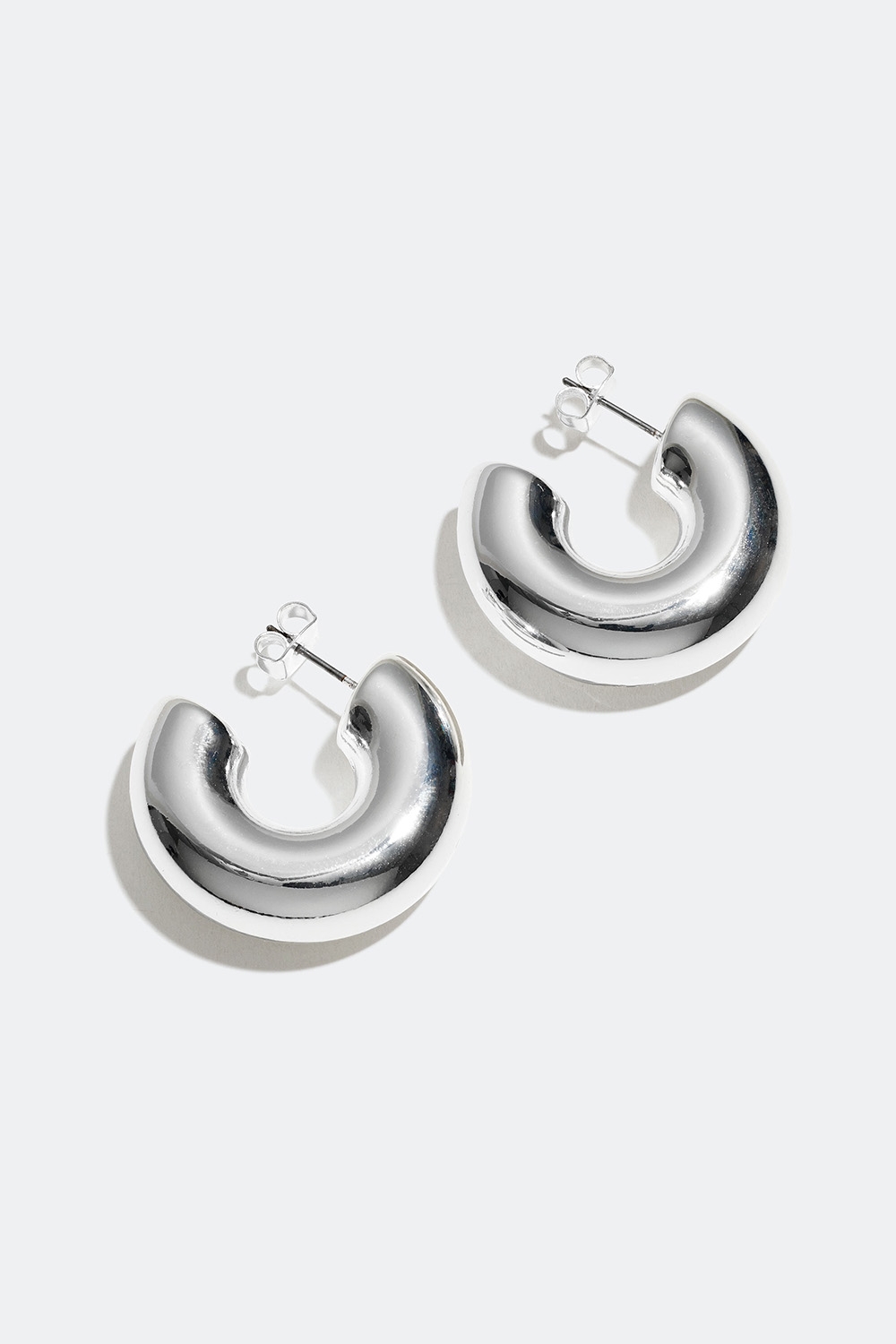 Sølvfarvede hoops med et chunky design i gruppen Smykker / Øreringe hos Glitter (253004891001)
