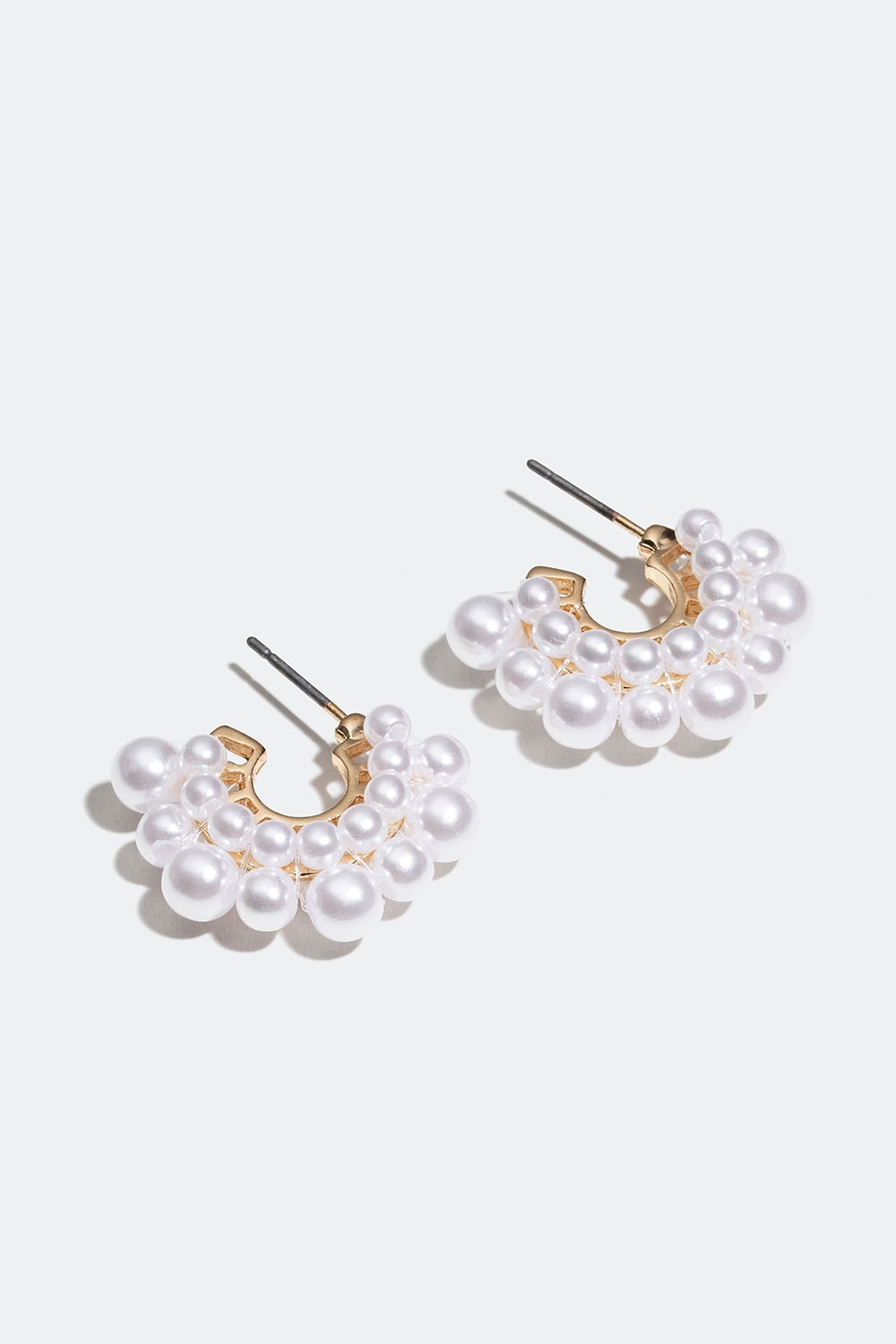 Små hoops med hvide perler i forskellige størrelser i gruppen Smykker / Øreringe hos Glitter (253006033002)