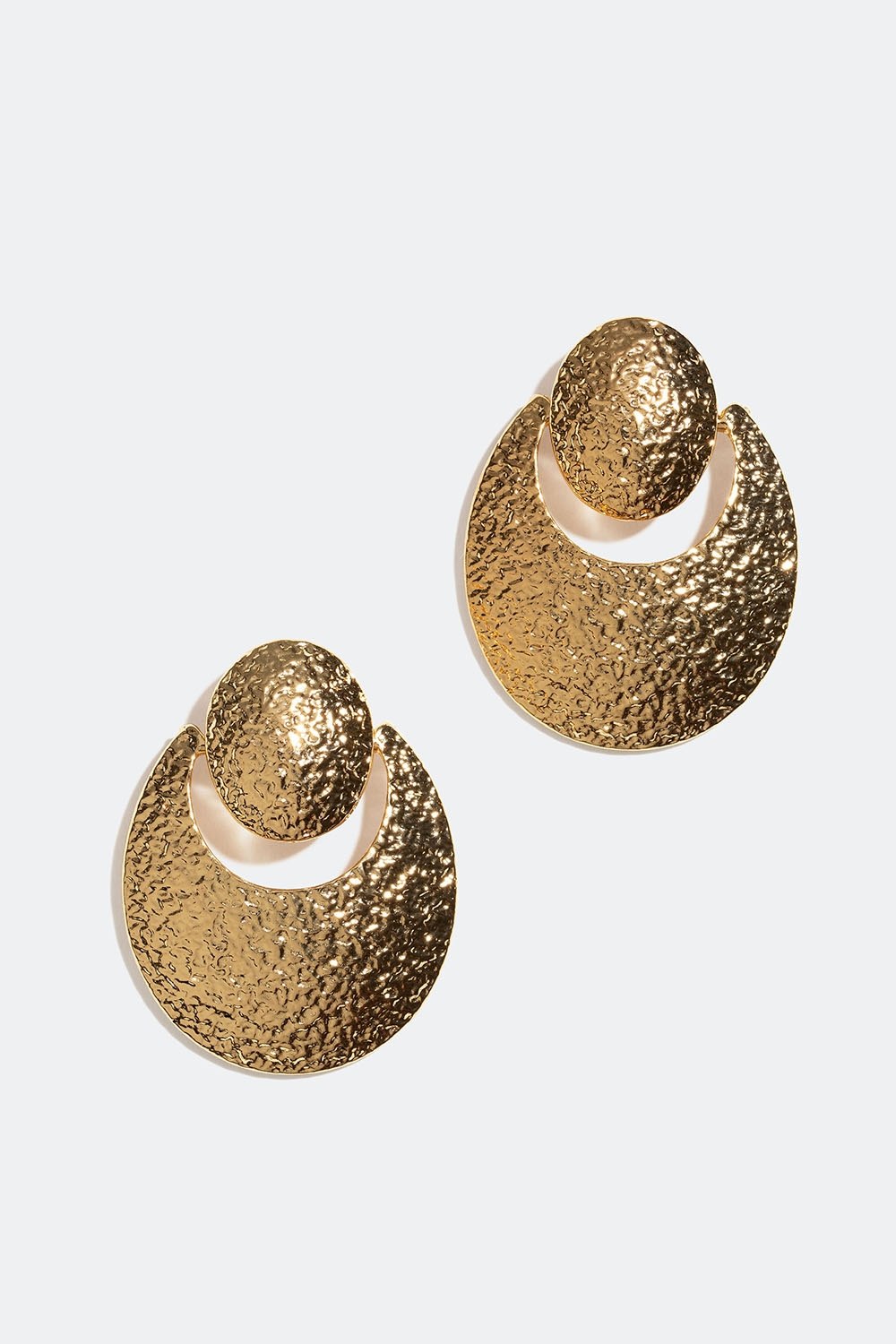 Ovale guldfarvede øreringe med en struktureret overflade i gruppen Smykker / Øreringe hos Glitter (253006512002)