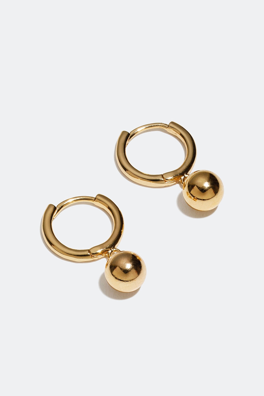 Mini hoops forgyldt med 18 karat guld med kuglevedhæng i gruppen Smykker / Øreringe hos Glitter (553002542002)
