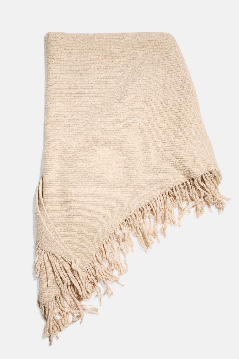 Beige trekantet tørklæde med frynser i gruppen Accessories / Strik / Halstørklæde hos Glitter (171001368300)