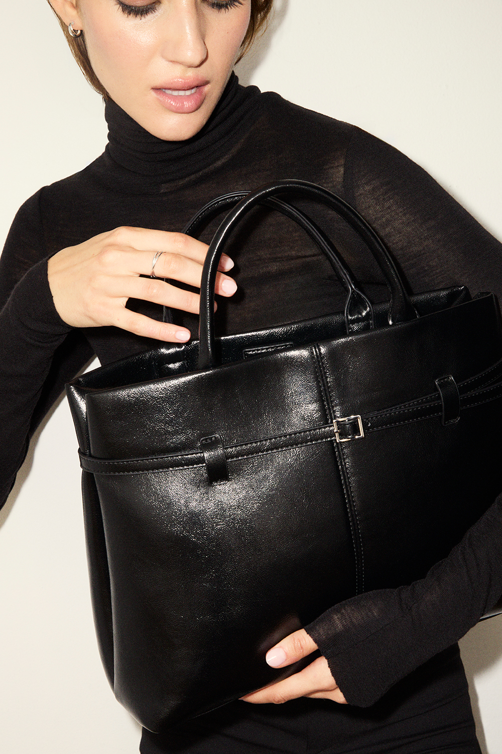 Sort taske med bæltedetalje i gruppen Tasker hos Glitter (172001659000)