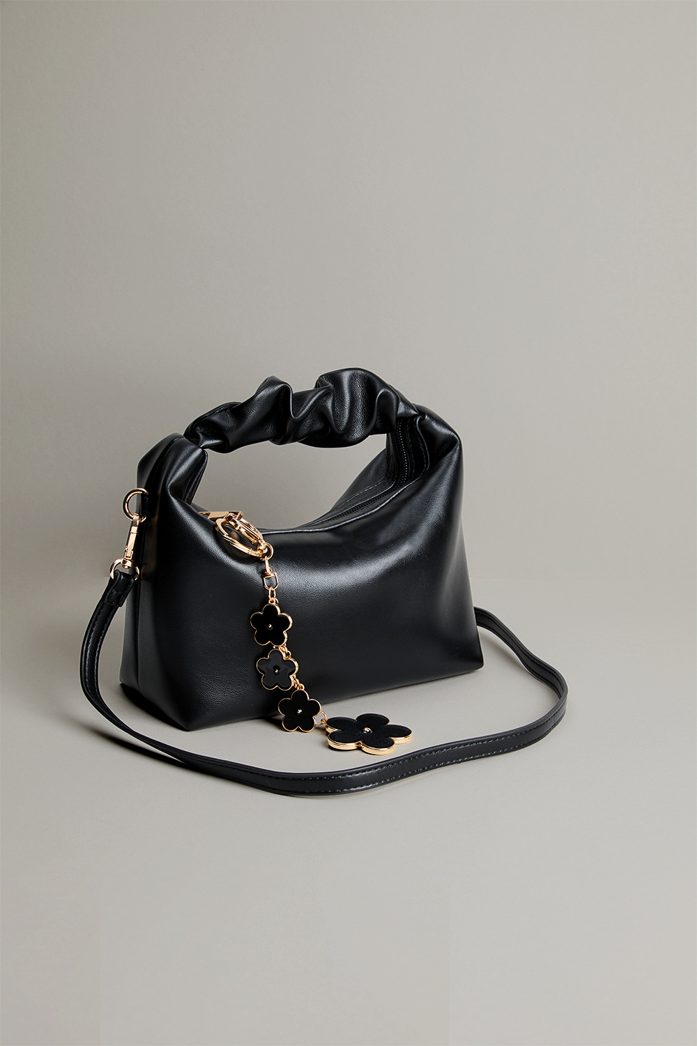 Lille sort taske med rynket håndtag i gruppen Store week / hos Glitter (172001779000)