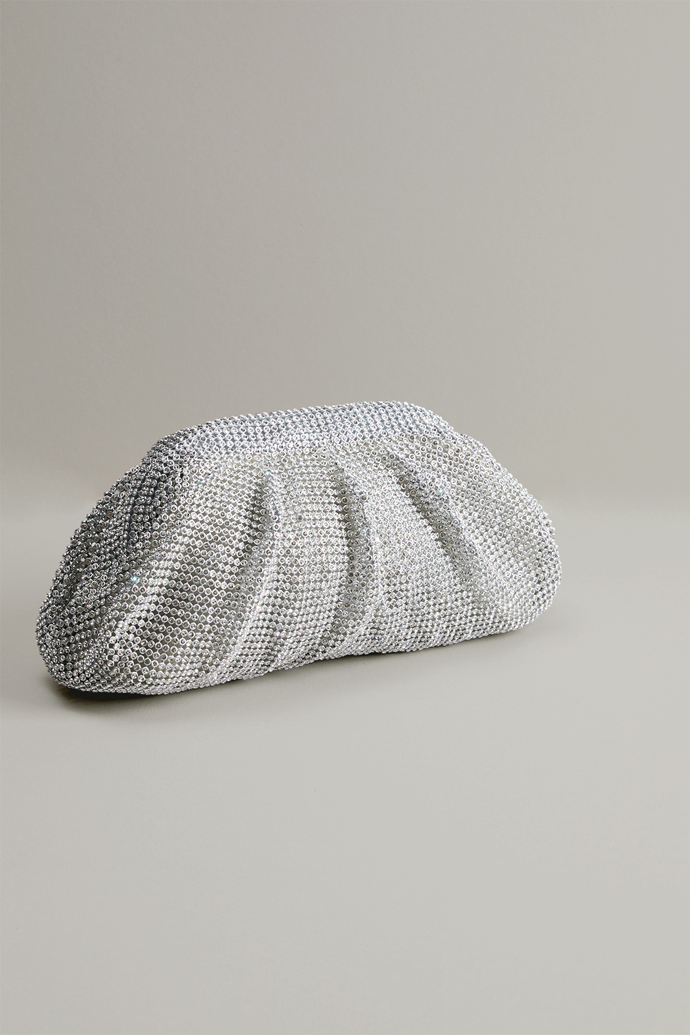 Blød sølvfarvet clutch-taske med rhinsten i gruppen Store week / hos Glitter (172001851000)