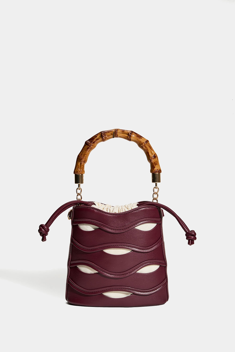 Vinrød bucketbag med håndtag øverst i bambusmønster i gruppen Tasker hos Glitter (172001936300)