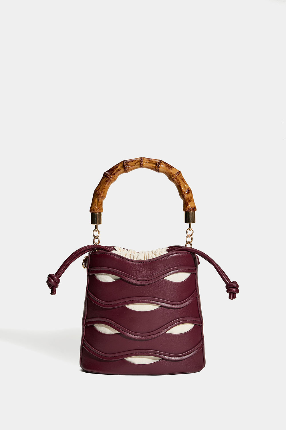Vinrød bucketbag med håndtag øverst i bambusmønster i gruppen Tasker hos Glitter (172001936300)