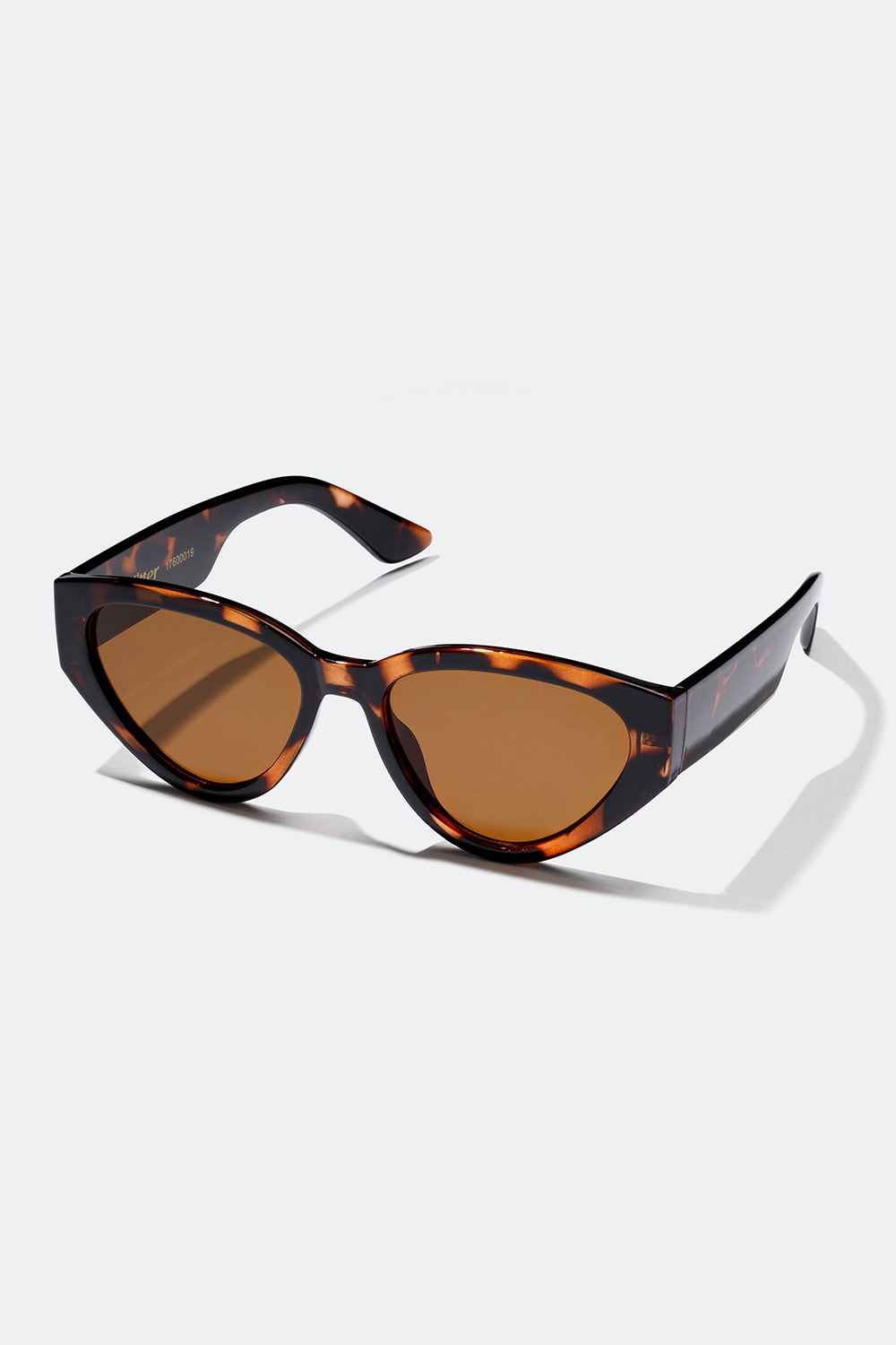 Solbriller med afrundet cat eye-design i gruppen Solbriller hos Glitter (17600019)
