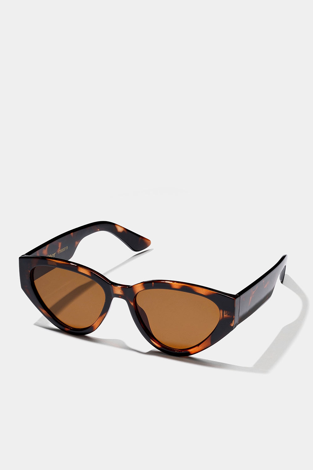 Solbriller med afrundet cat eye-design i gruppen Accessories / Solbriller hos Glitter (176000198200)