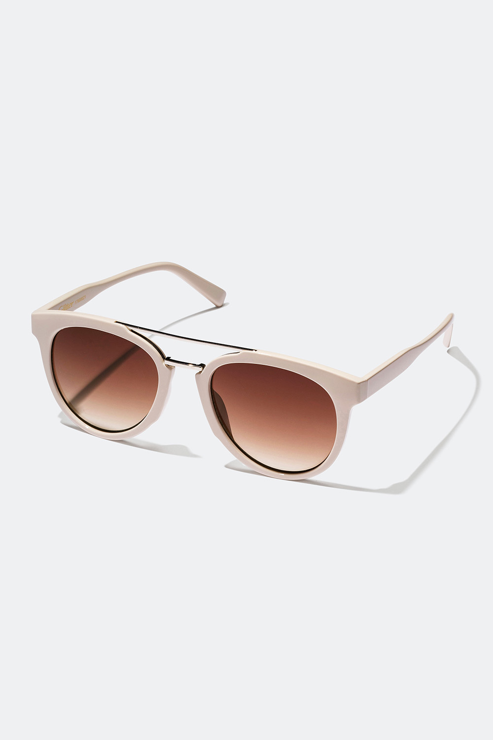 Solbriller med tonede glas og metaldetaljer i gruppen Solbriller hos Glitter (17600021)