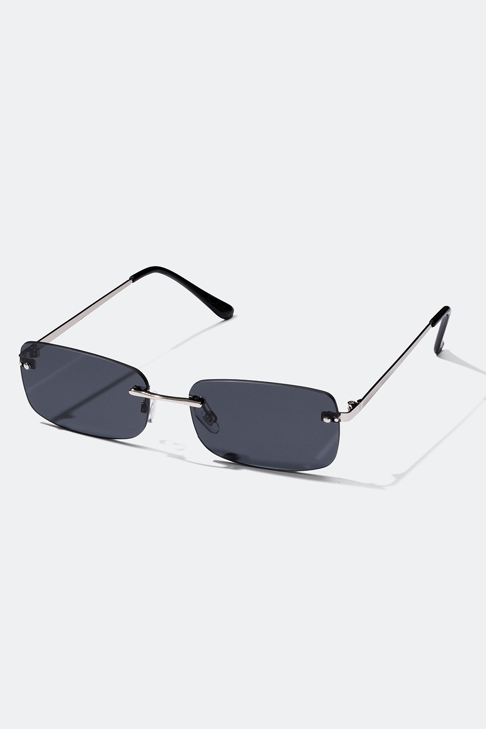 Smalle, rektangulære solbriller i sort i gruppen Solbriller hos Glitter (176000339000)