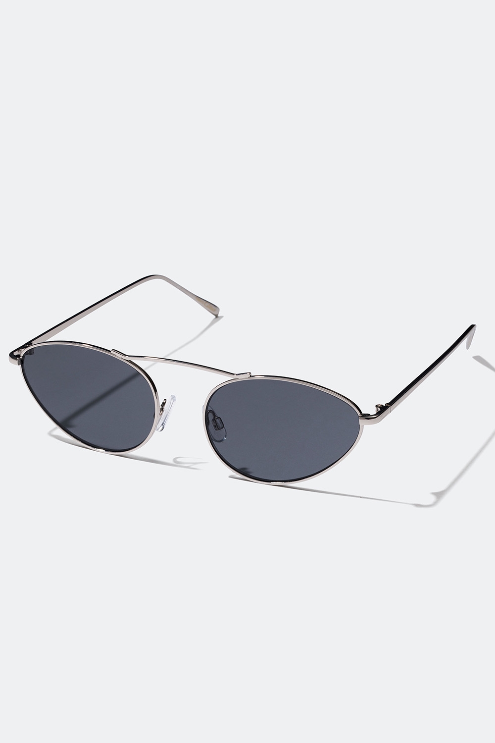 Slanke cat eye-solbriller med metalstel i gruppen Accessories / Solbriller hos Glitter (176000419000)