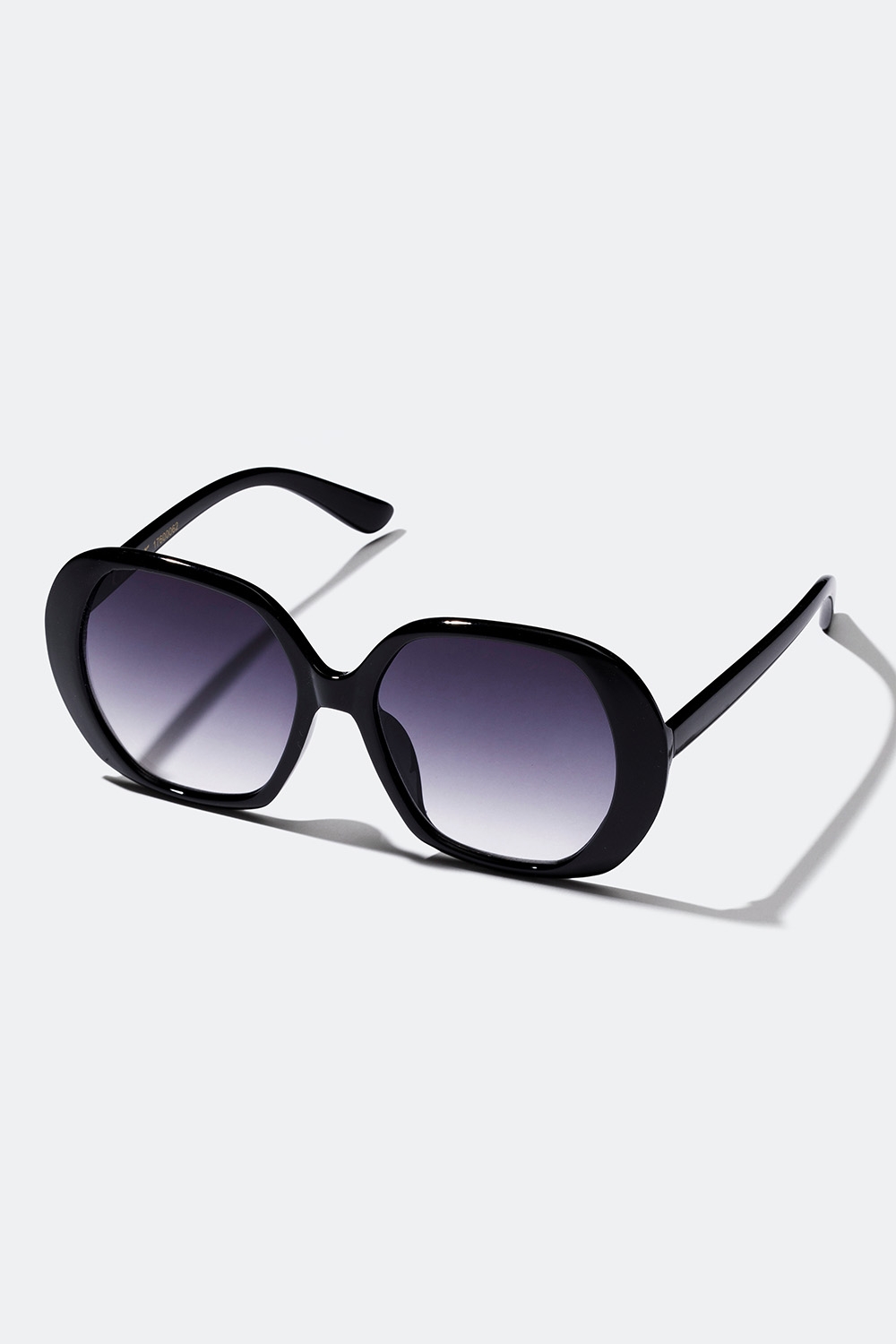 Oversize solbriller med sorte afrundede stel i gruppen Solbriller hos Glitter (176000629000)