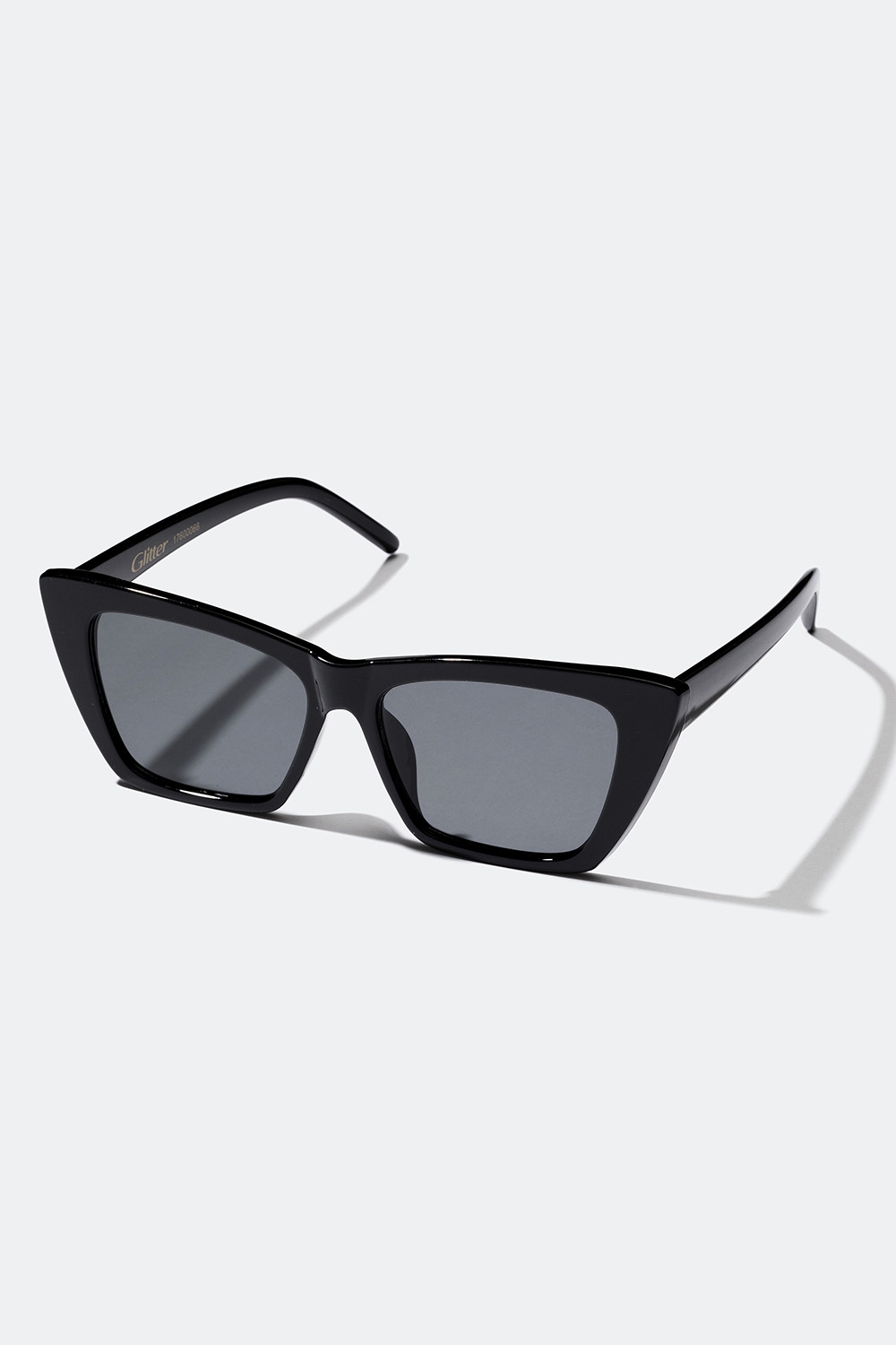 Rektangulære solbriller i sort med cat eye-design i gruppen Solbriller hos Glitter (176000669000)