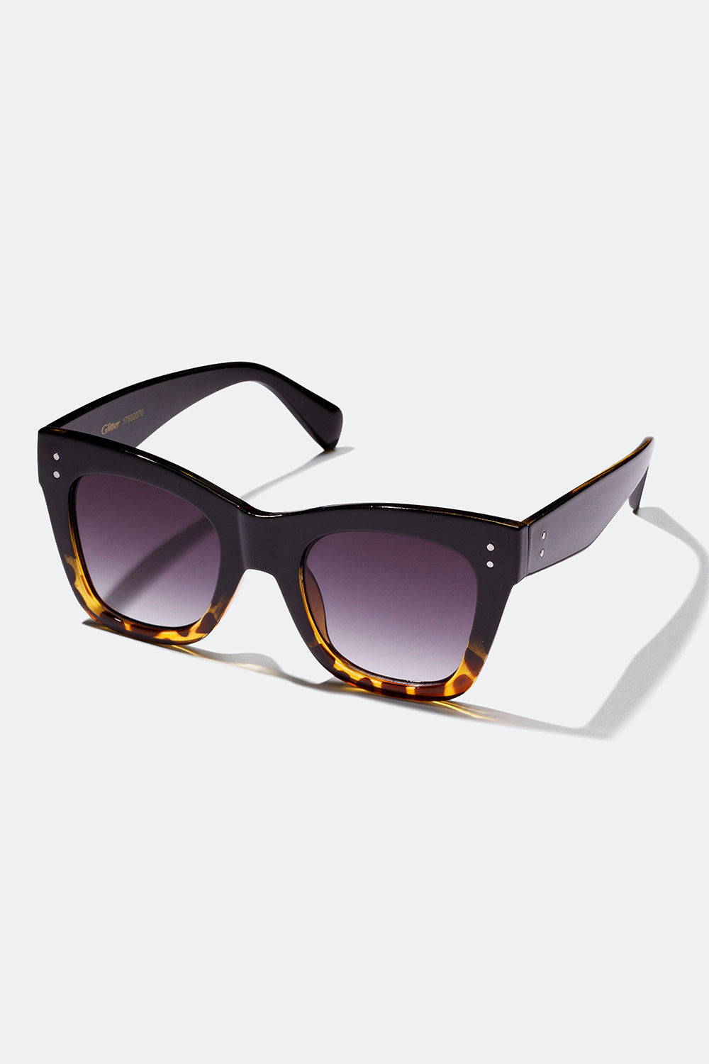 Solbriller i sort og brun med metaldetaljer i gruppen Solbriller hos Glitter (176000708400)