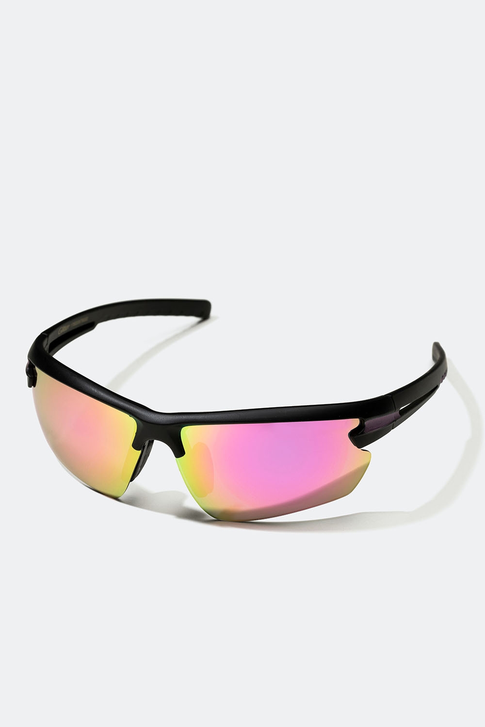 Sorte solbriller med spejlglas og wrap-around design i gruppen Accessories / Solbriller hos Glitter (176000879000)