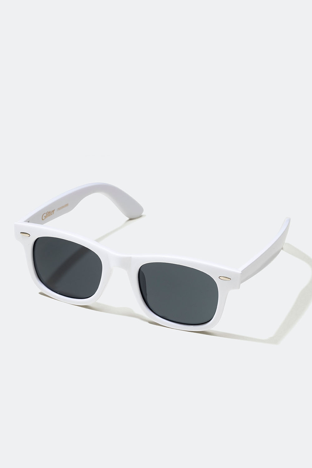 Hvide solbriller med metaldetalje i gruppen Accessories / Solbriller hos Glitter (176000943000)