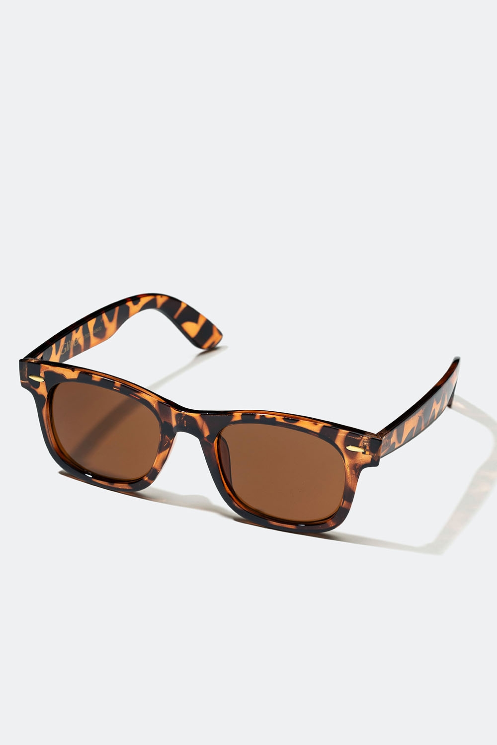 Brune solbriller med metaldetaljer i gruppen Accessories / Solbriller hos Glitter (176000948400)