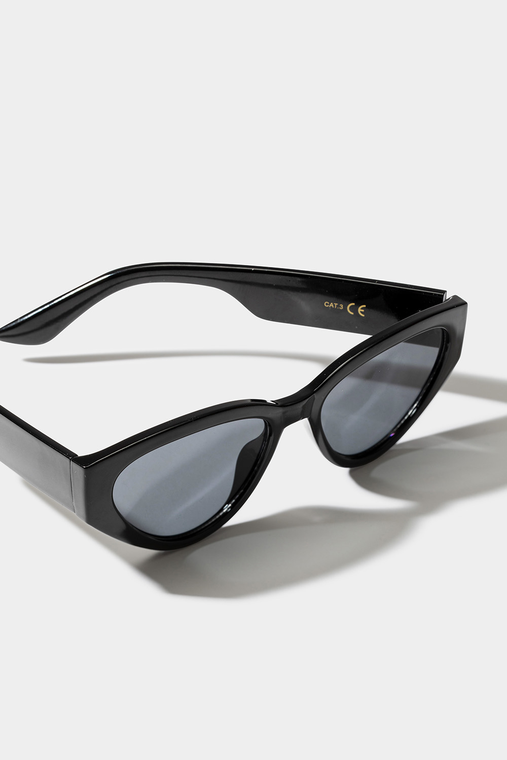Sorte solbriller med afrundet cat eye-design i gruppen Solbriller hos Glitter (176000999000)