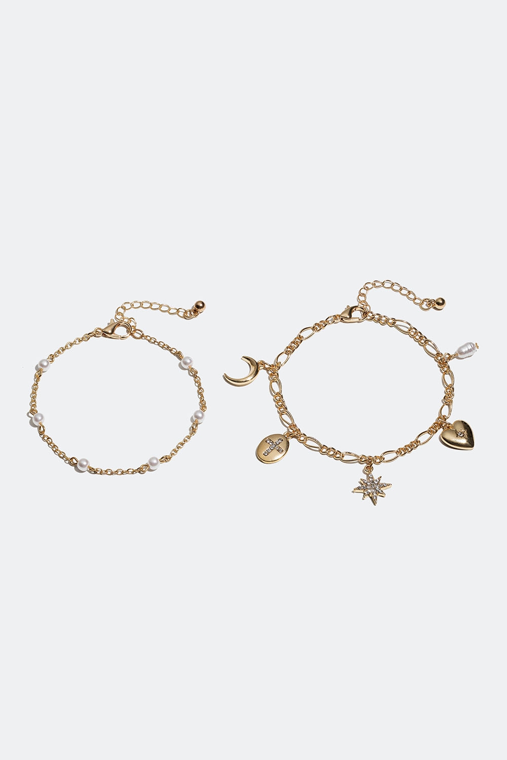 Pakke med 2 guldfarvede armbånd med perler og charms i gruppen Smykker / Armbånd / Flerpak hos Glitter (251000792002)