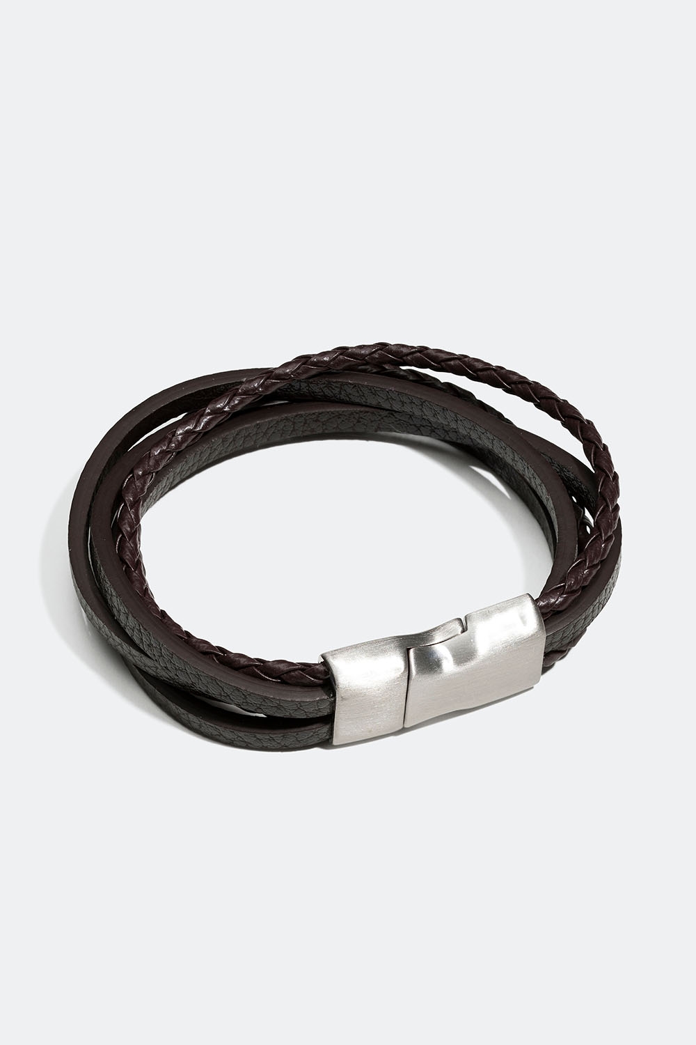 Bredt armbånd med enkle og flettede stropper i brunt imiteret læder i gruppen Smykker / Armbånd / Brede hos Glitter (251000878)