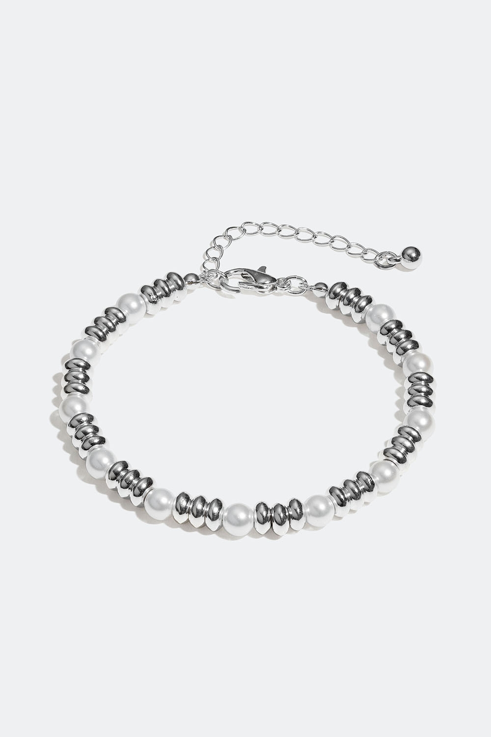Armbånd med sølvfarvede og hvide perler i gruppen Smykker / Armbånd / Tynde hos Glitter (251000911001)