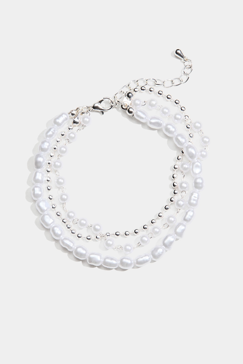 Tredobbelt armbånd med hvide perler i gruppen Store week / hos Glitter (251001331001)