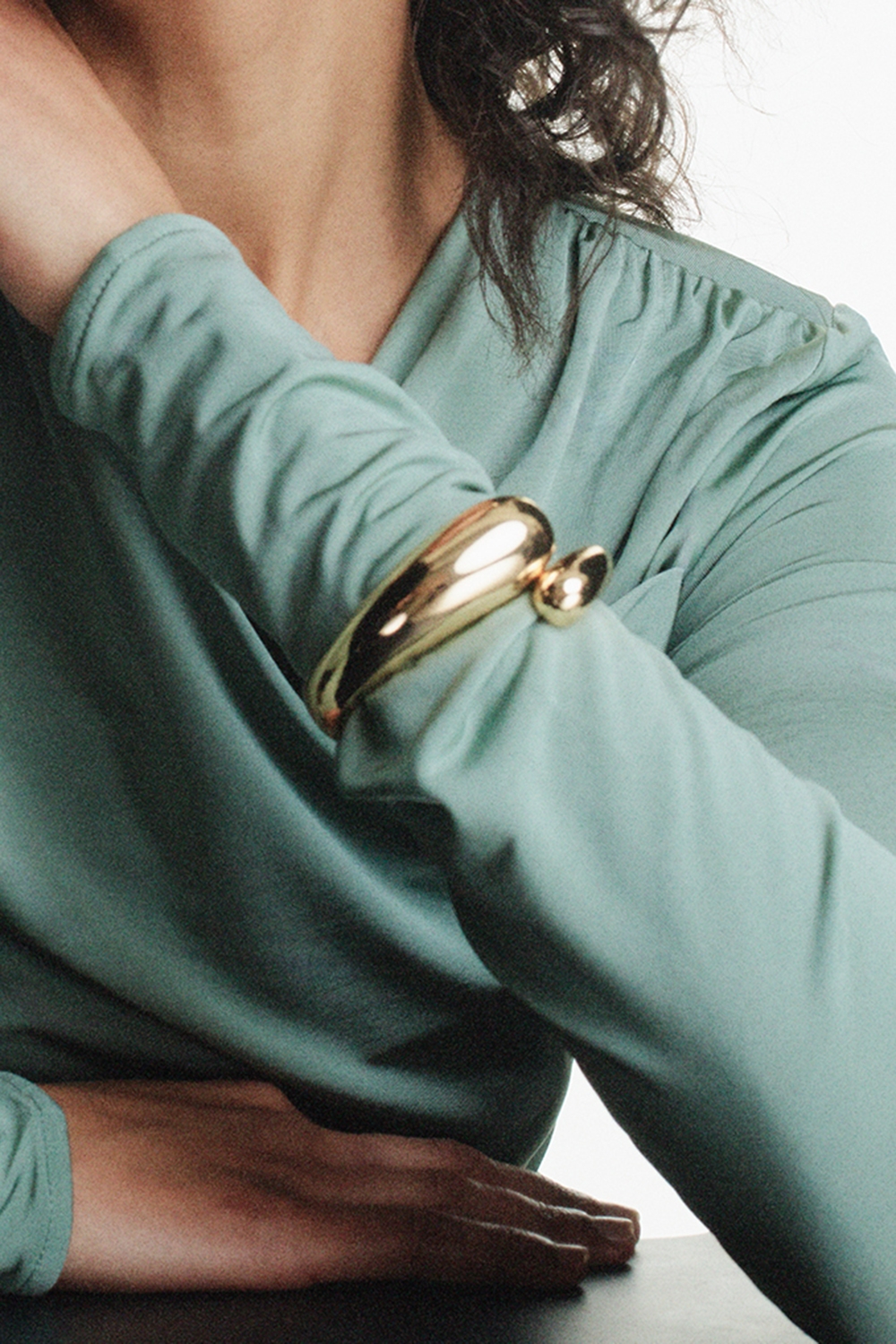 Guldfarvet bred armring med afrundede former i gruppen Smykker / Armbånd / Brede hos Glitter (251001342002)