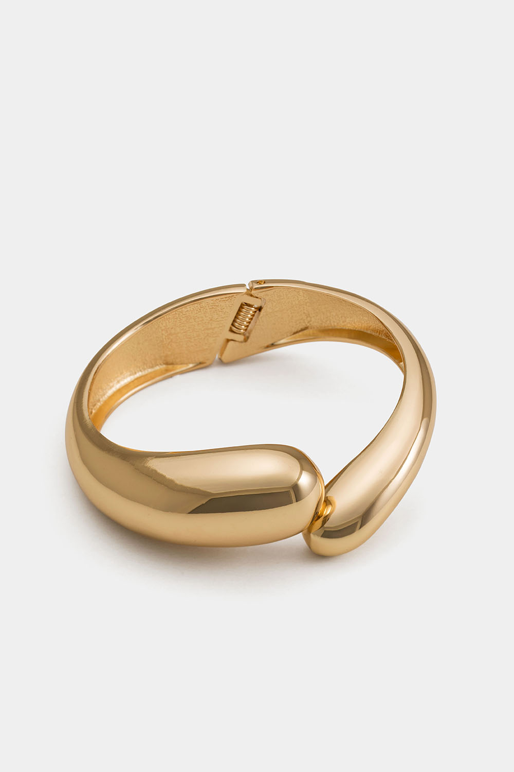 Guldfarvet bred armring med afrundede former i gruppen Smykker / Armbånd / Brede hos Glitter (251001342002)