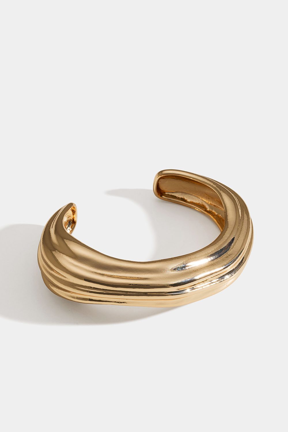 Guldfarvet armring i organisk form i gruppen Smykker / Armbånd / Brede hos Glitter (251001352002)