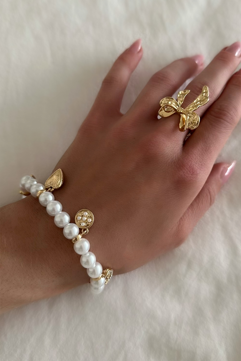 Perlearmbånd med guldfarvede charms i gruppen Smykker / Armbånd hos Glitter (251001462002)
