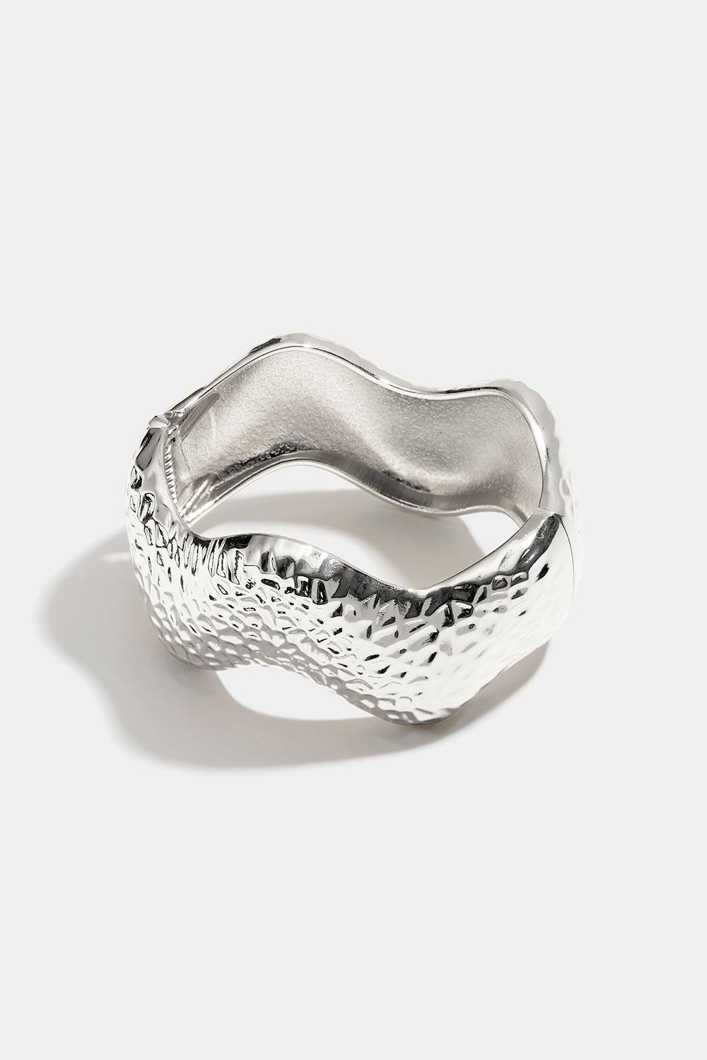 Manchetarmbånd med hamret struktur i gruppen Udsalg / Smykker hos Glitter (251001581001)