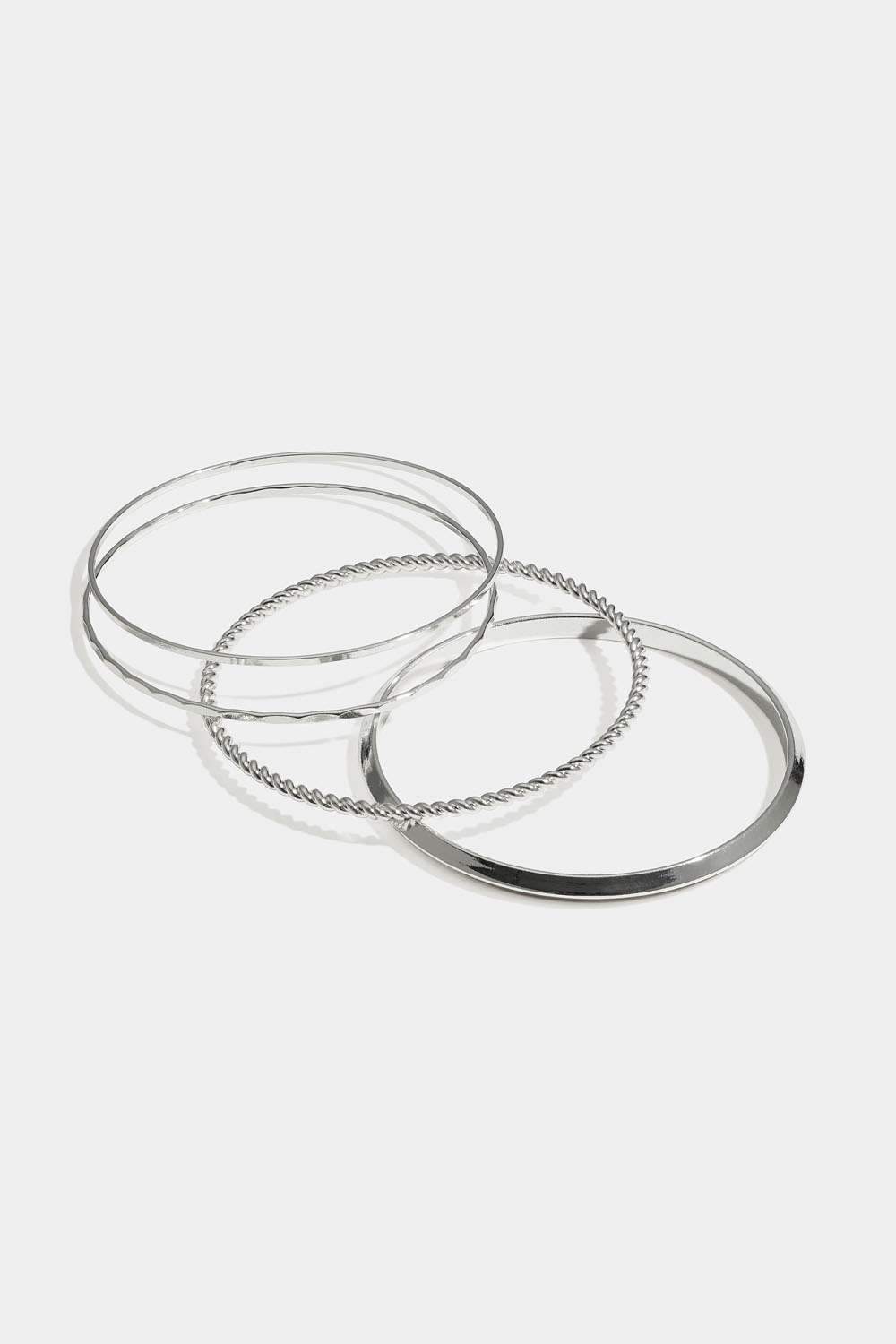 Tynde armringe, sølvfarvede, 4-pak i gruppen Smykker / Armbånd hos Glitter (251001661001)