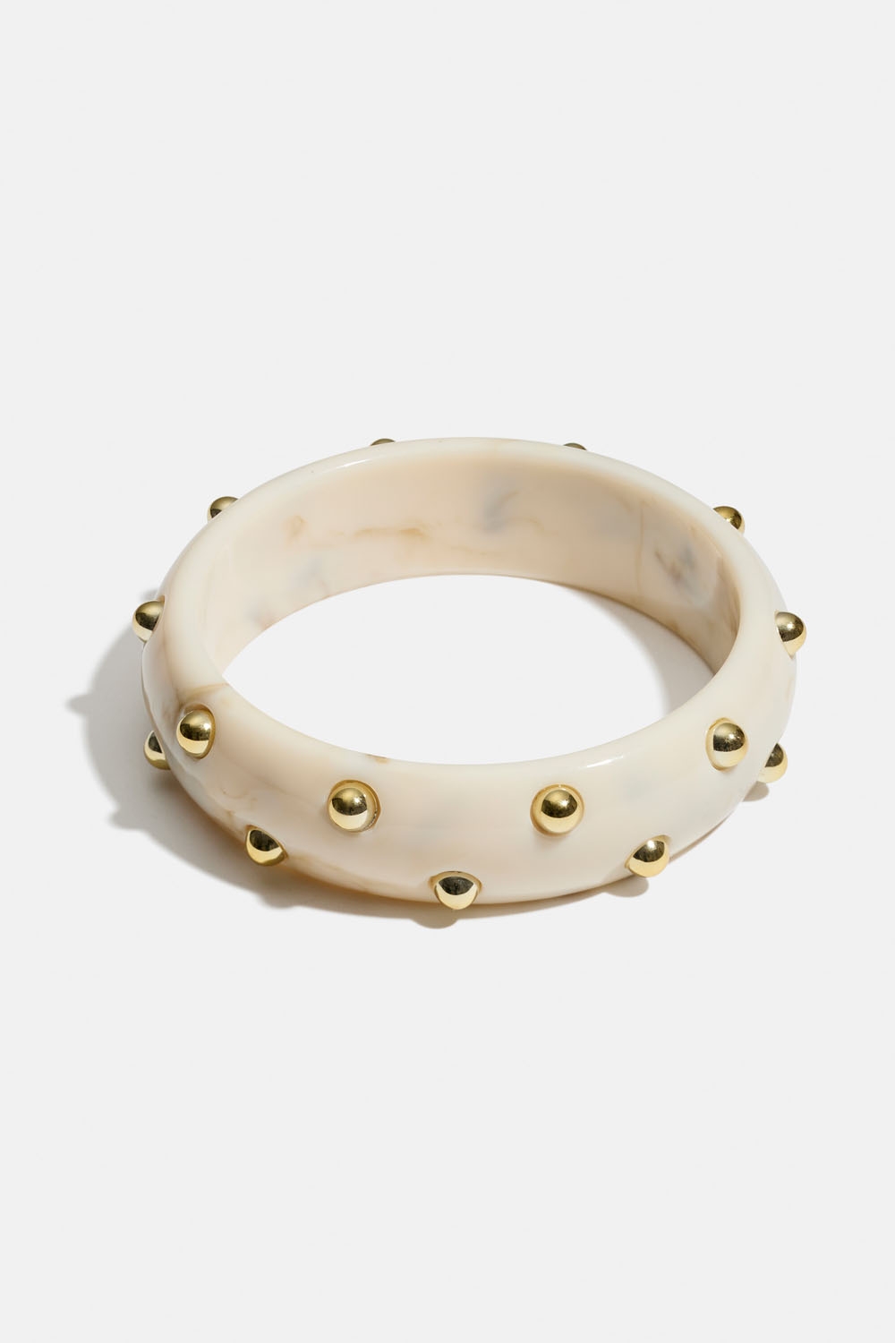 Hvid marmoreret armring med nitter i gruppen Smykker / Armbånd / Brede hos Glitter (251001738396)