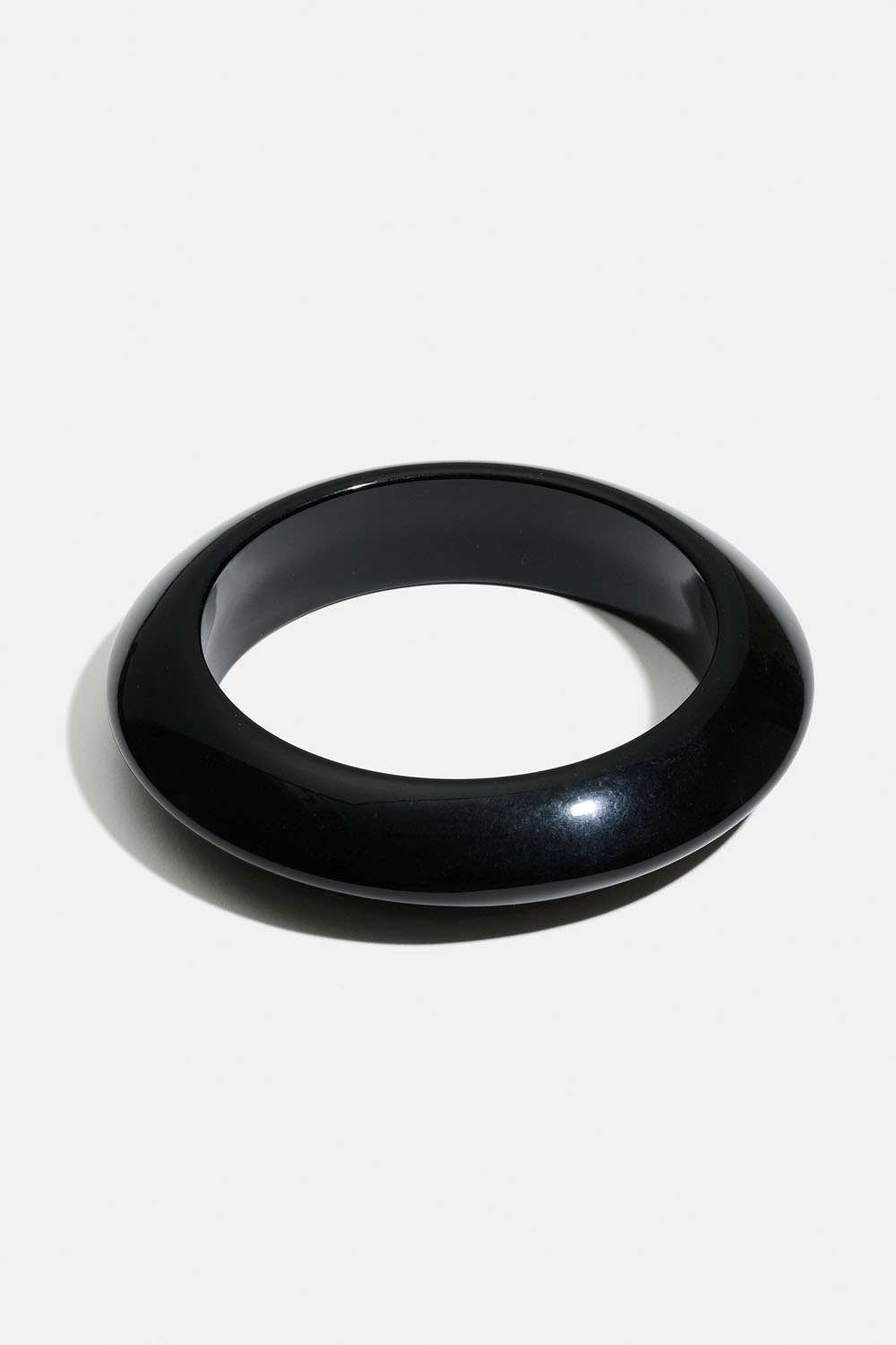Sort armring i akryl i gruppen Smykker / Armbånd / Brede hos Glitter (251001779000)