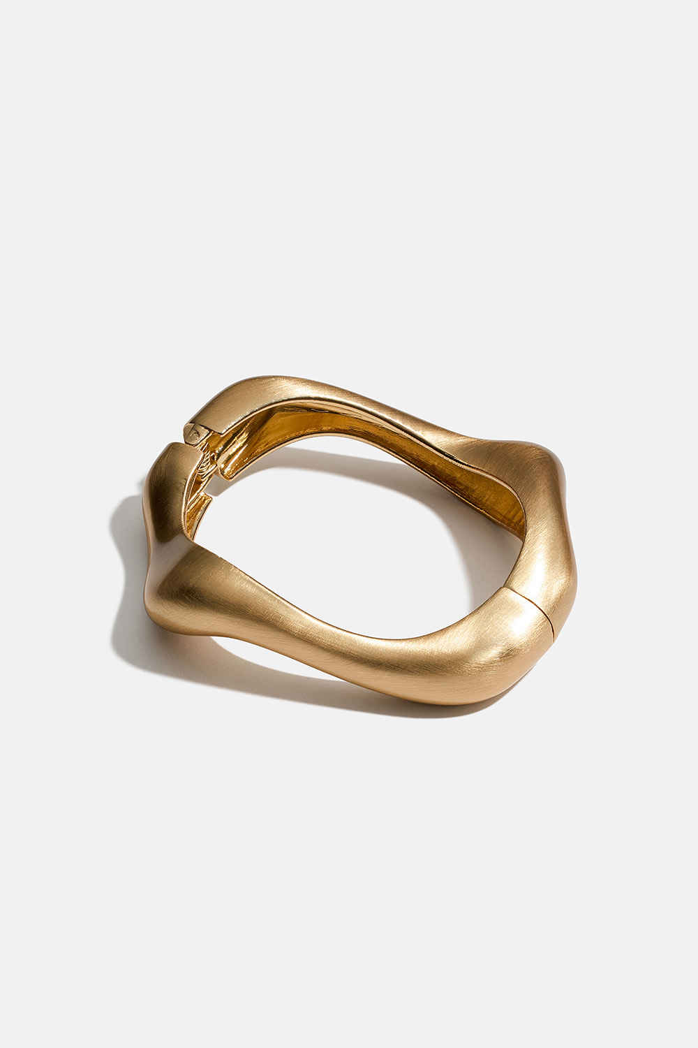 Guldfarvet armbånd med bølgeform og børstet finish i gruppen Smykker / Armbånd / Brede hos Glitter (251001902002)