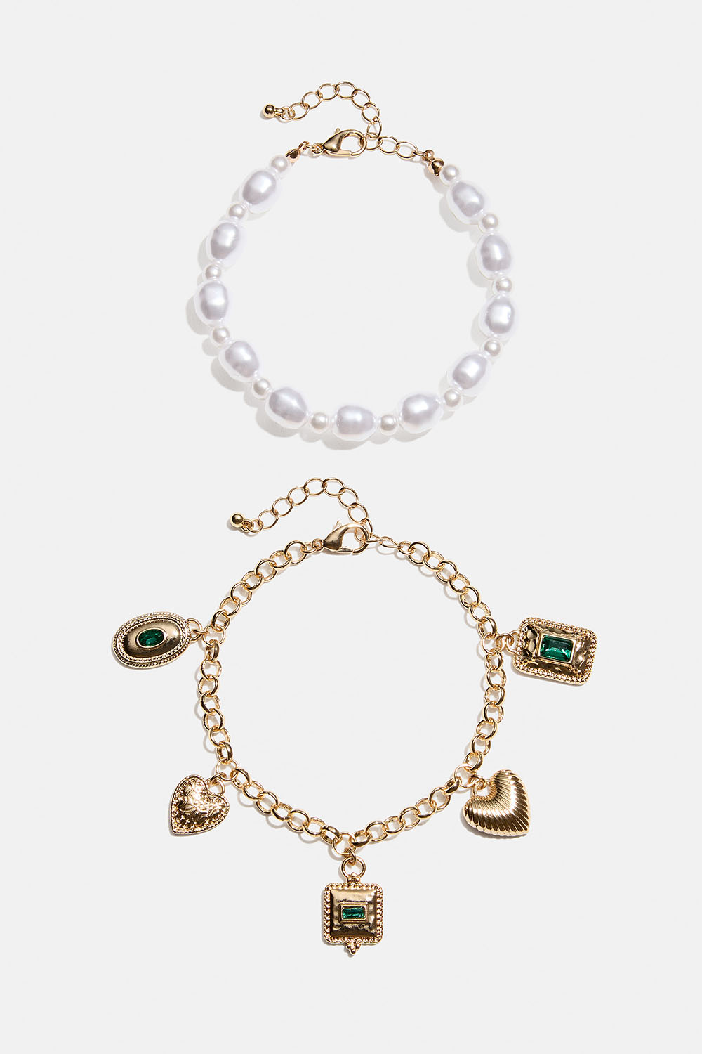 Armbånd med hvide perler og guldfarvede vedhæng, 2-pak i gruppen Smykker / Armbånd / Flerpak hos Glitter (251002012002)