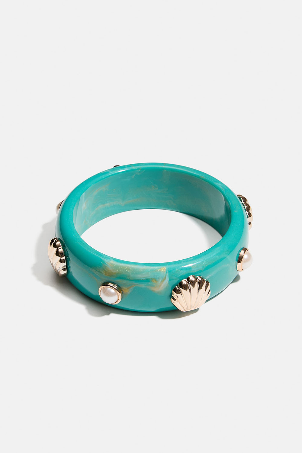 Turkis bangle med skaller og perler i gruppen Smykker / Armbånd / Brede hos Glitter (251002147302)