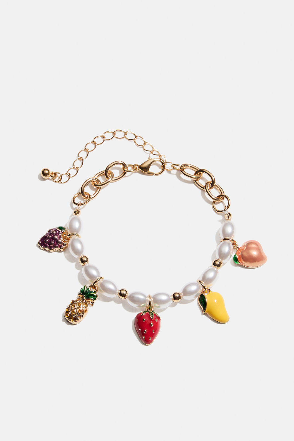 Armbånd med hvide perler og frugtvedhæng i gruppen Smykker / Armbånd hos Glitter (251002239902)