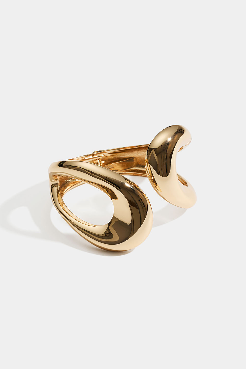 Guldfarvet armring med afrundet design i gruppen Smykker / Armbånd hos Glitter (251002362002)