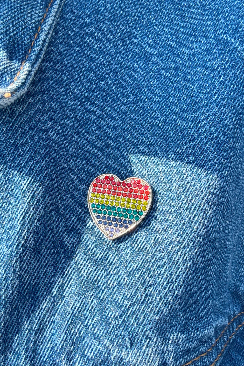 Broche med hjerte og glassten i regnbuens farver i gruppen Smykker / Brocher hos Glitter (252000119902)