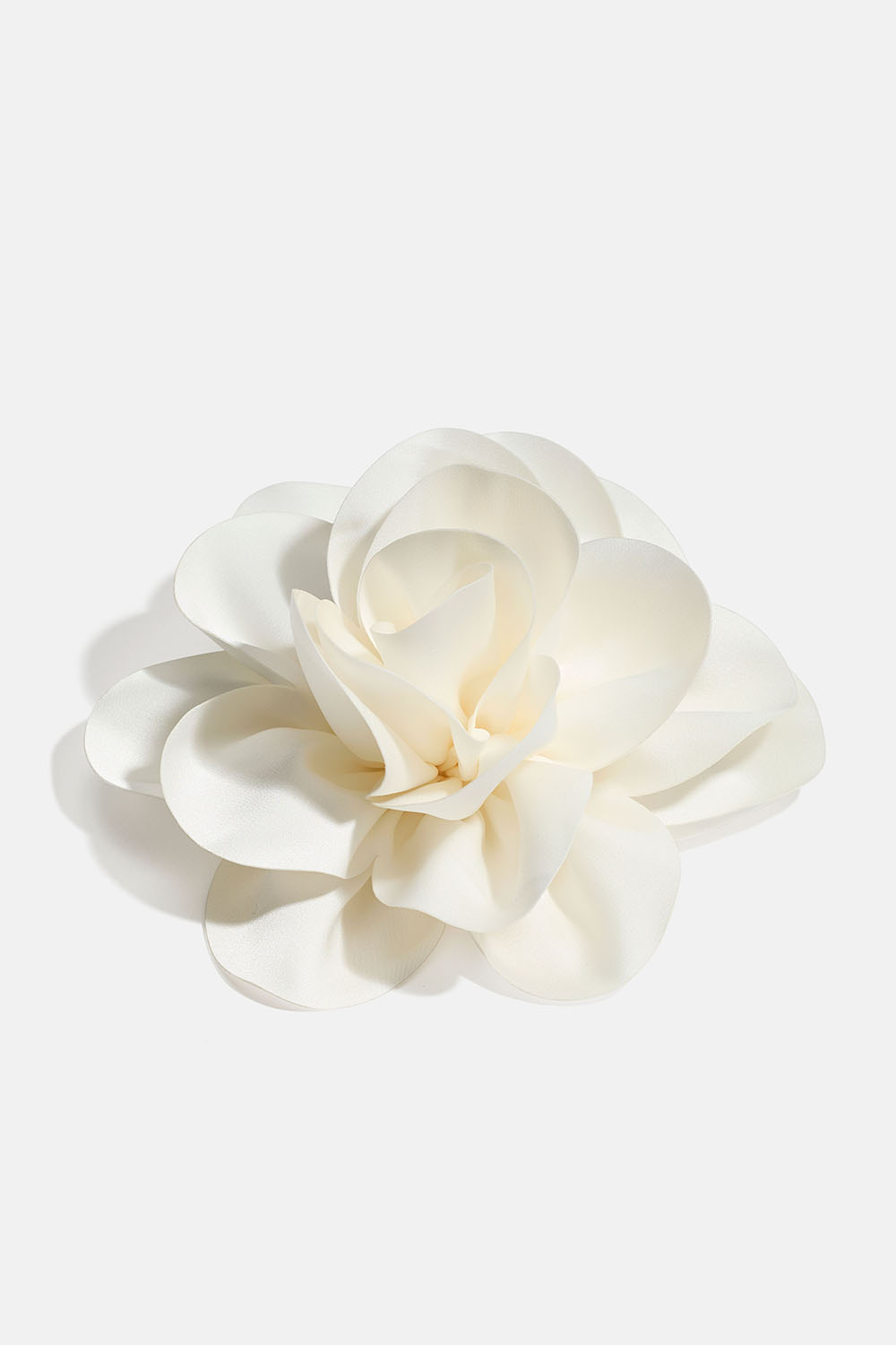 Broche med stor hvid blomst i gruppen Smykker / Brocher hos Glitter (252000183100)