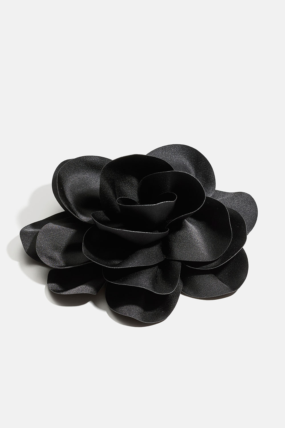 Broche med stor sort blomst i gruppen Smykker / Brocher hos Glitter (252000189000)