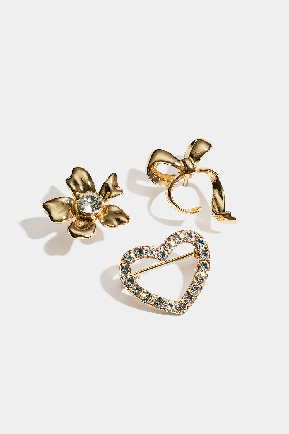 Guldfarvede brocher med sløjfe, blomst og hjerte, 3-pak i gruppen Smykker / Brocher hos Glitter (252000202002)