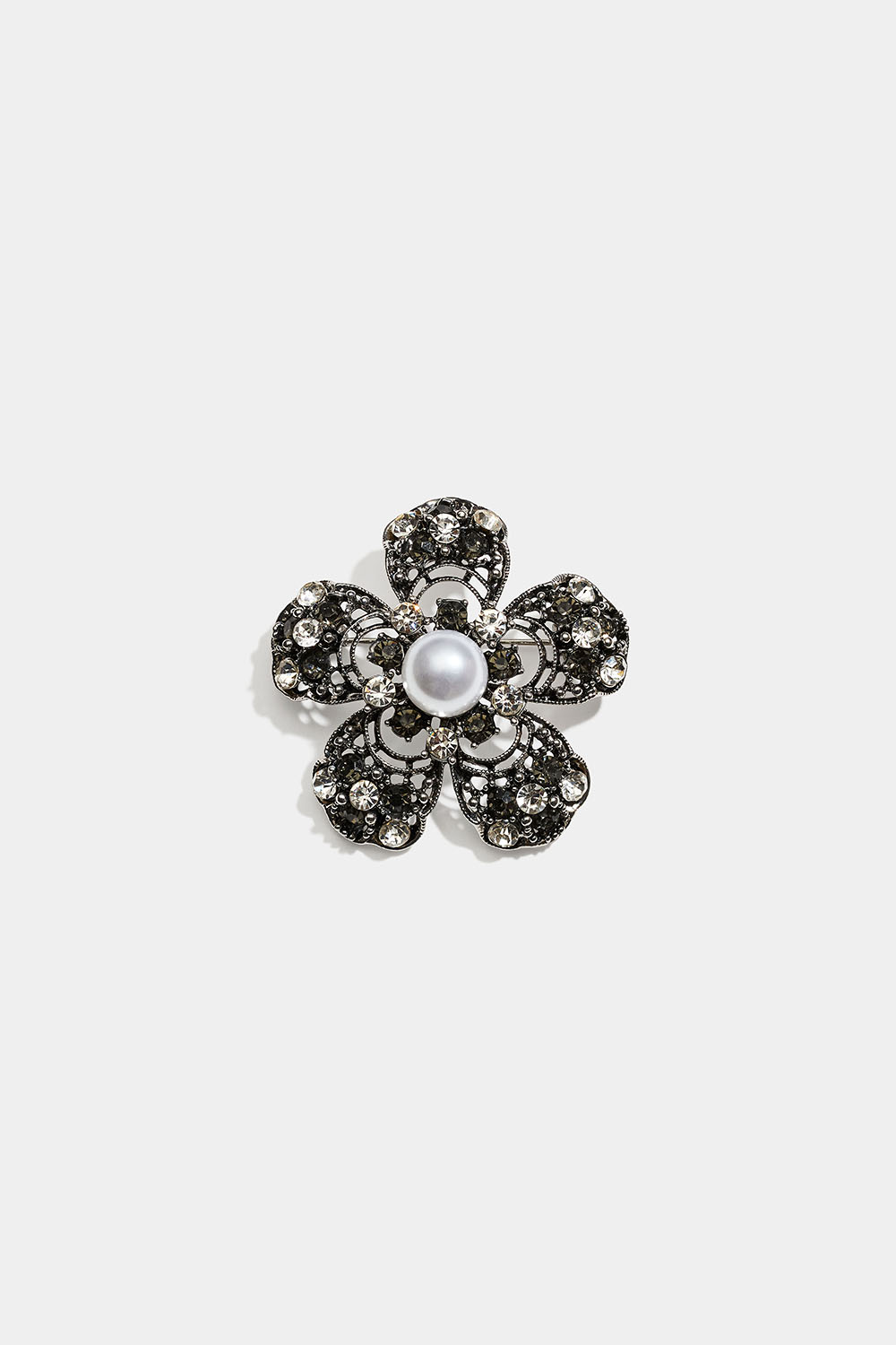 Blomsterbroche i antik sølvfarve med perle og glassten i gruppen Smykker / Brocher hos Glitter (252000241101)