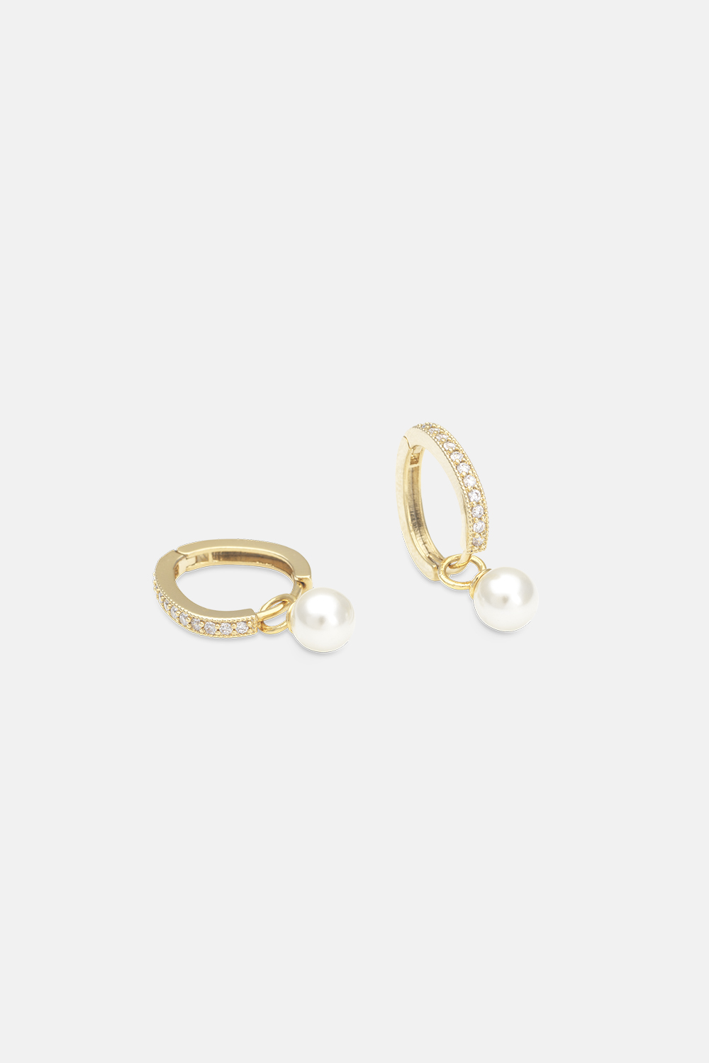Petite Kennedy hoops earrings - Ivory pearl (Gold) i gruppen Smykker / Øreringe / Hoops hos Glitter (253001682002)