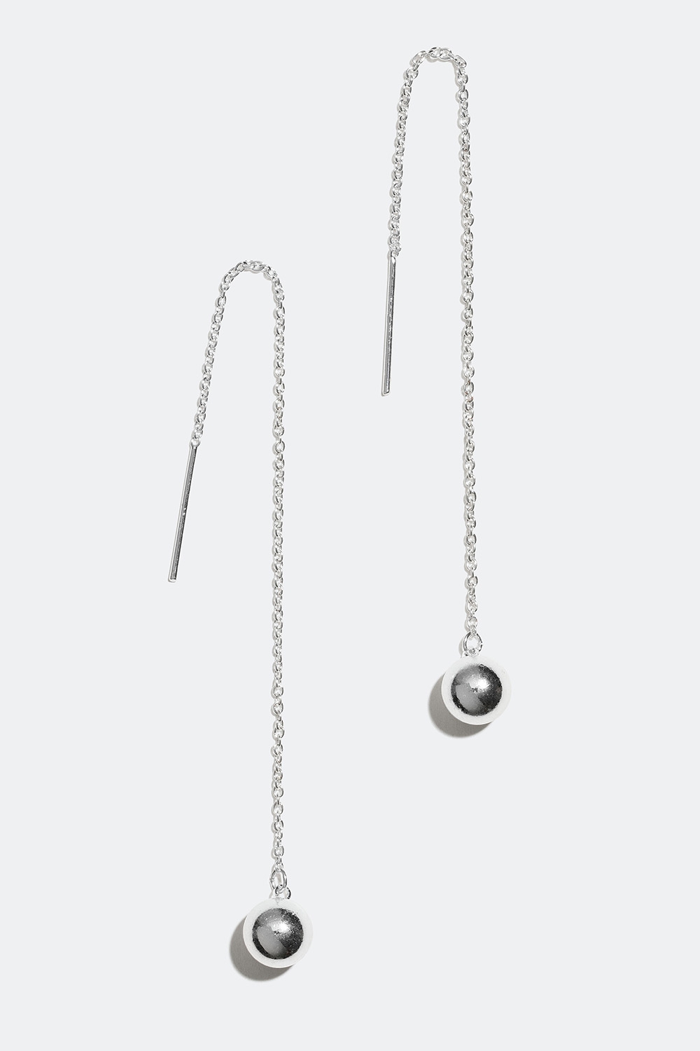 Kæde øreringe med sølvfarvet kugle i gruppen Smykker / Øreringe hos Glitter (253003021000)