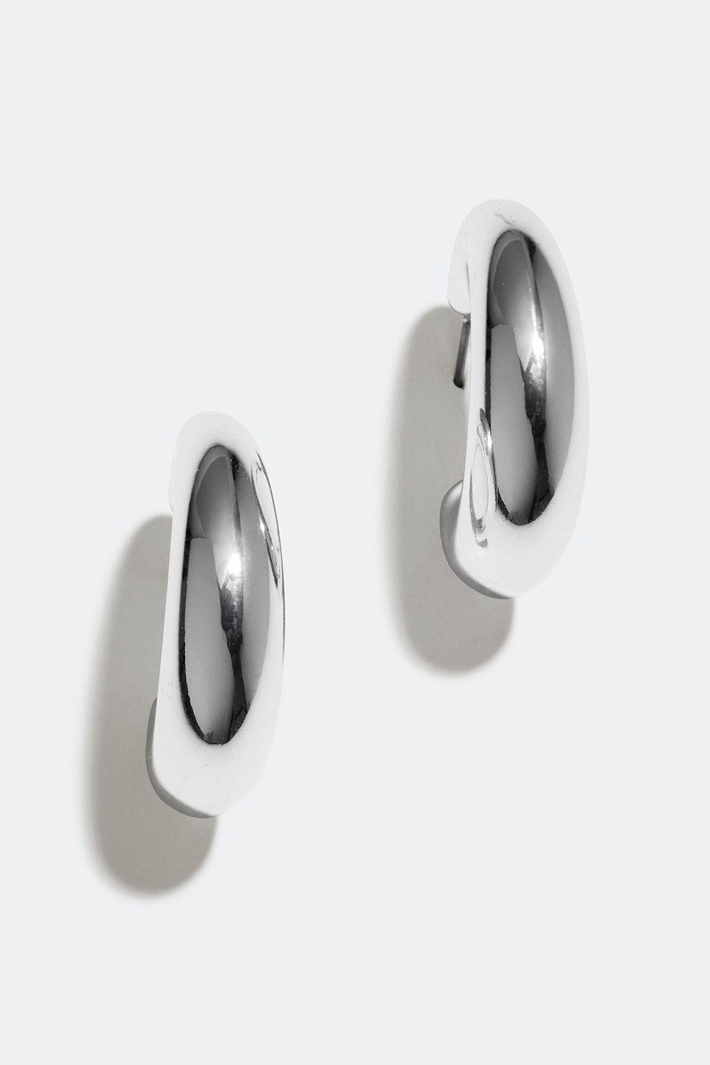 Sølvfarvede hoops i bredt design i gruppen Smykker / Øreringe / Hoops hos Glitter (253003051000)
