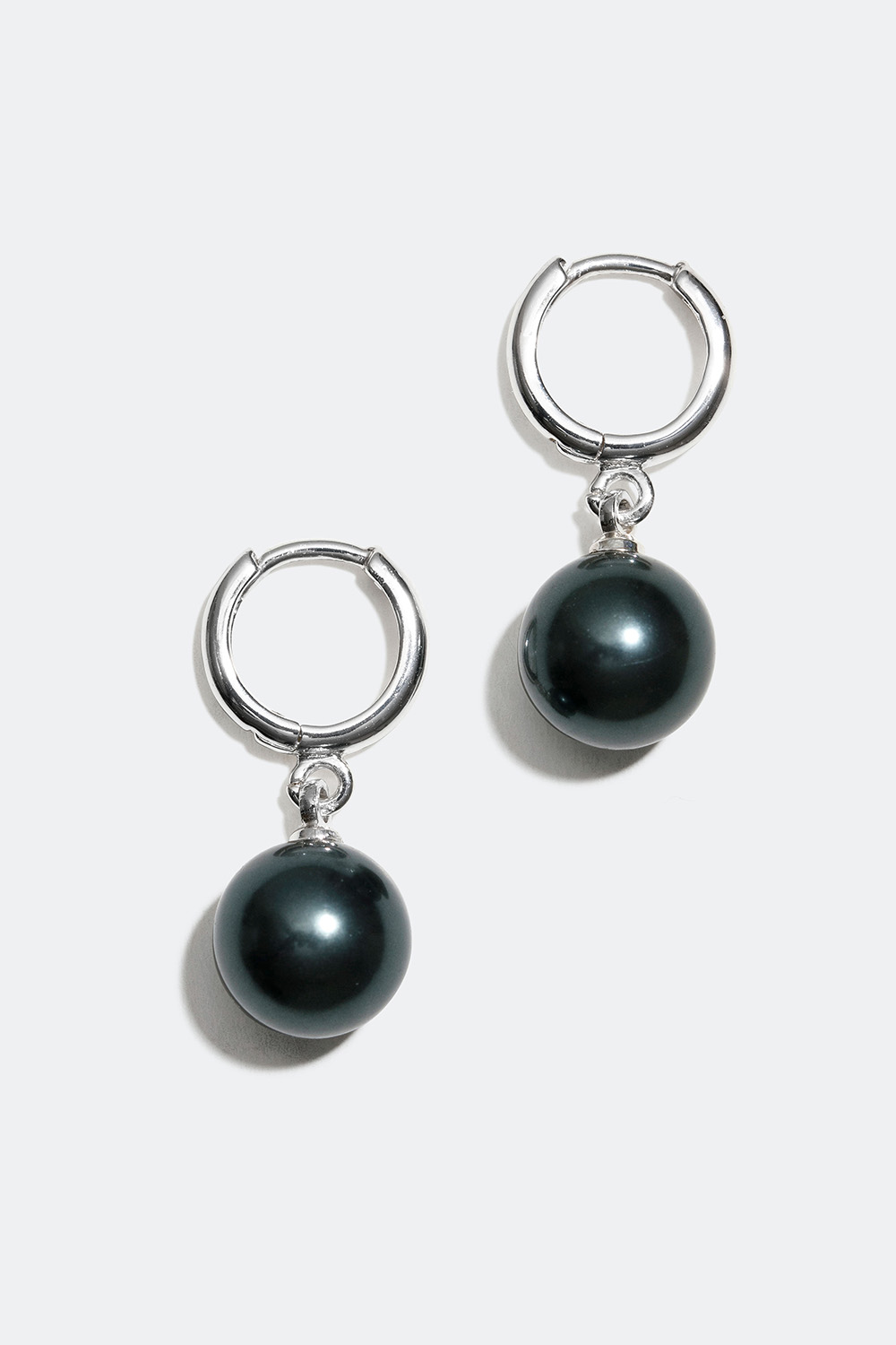 Små hoops med mørkegrå perler i gruppen Smykker / Øreringe / Hoops / Hoops med vedhæng hos Glitter (253003379501)