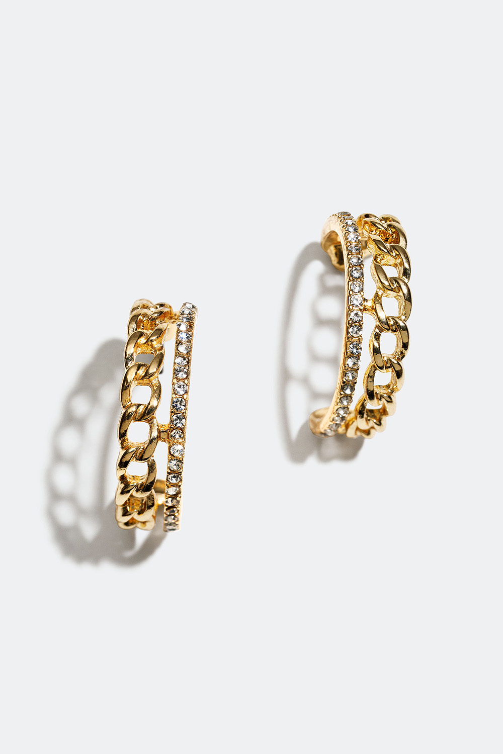 Dobbelte guldfarvede hoops med sten og kædedesign i gruppen Smykker / Øreringe / Hoops hos Glitter (253003416502)
