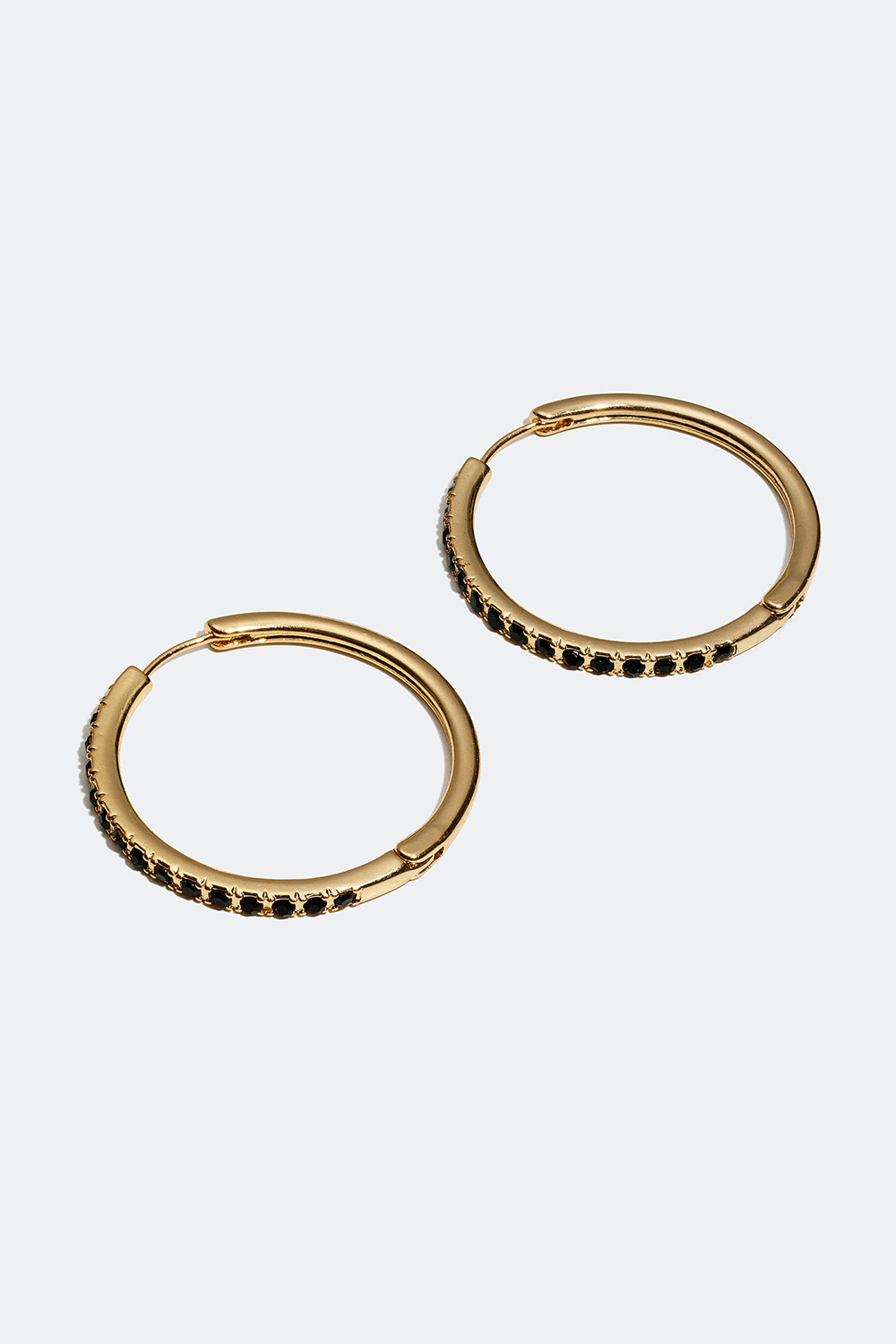 Guldfarvede hoops med sorte glassten foran i gruppen Smykker / Øreringe / Hoops hos Glitter (253003529002)